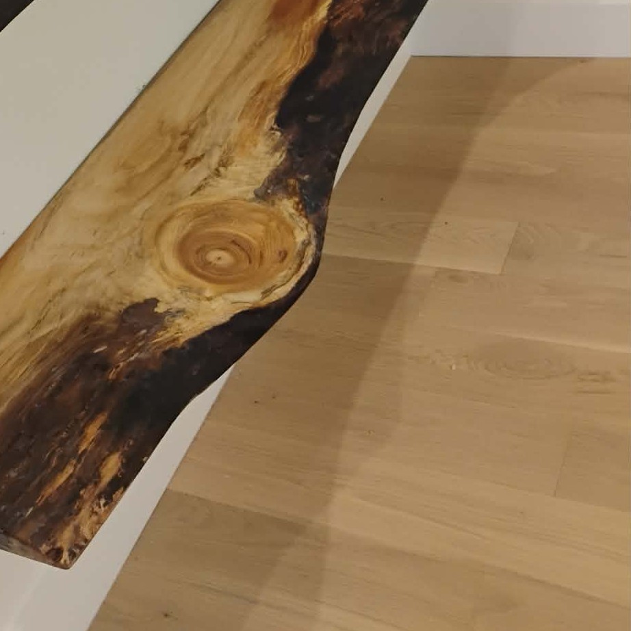 Détail du grain et de la bordure naturelle d'une dosse de bois massif